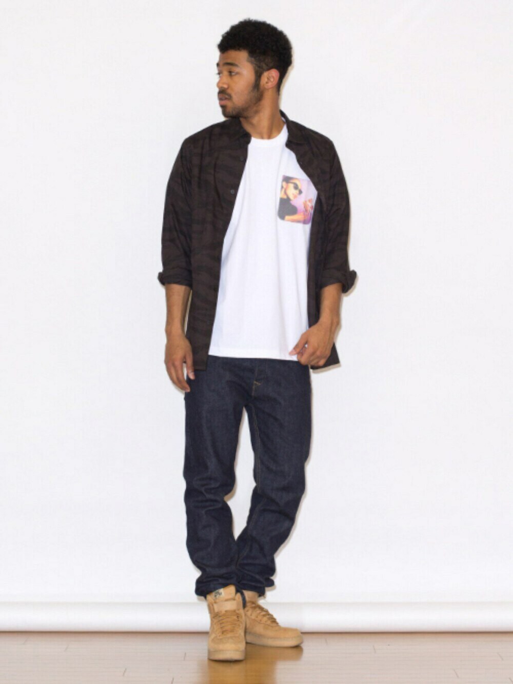 ホワイト系のTシャツ/カットソー、ブラック系のシャツ/ブラウス、ホワイト系のタンクトップを着用したメンズの春コーディネートの1枚目の写真