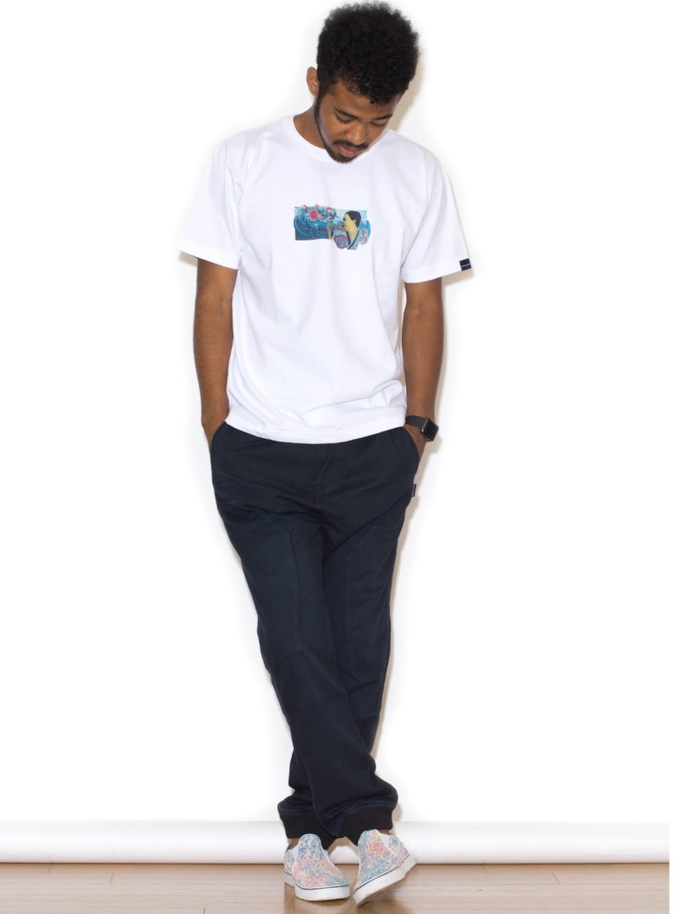 ホワイト系のTシャツ/カットソー、その他のスニーカー、ホワイト系のタンクトップを着用したメンズの夏コーディネートの1枚目の写真