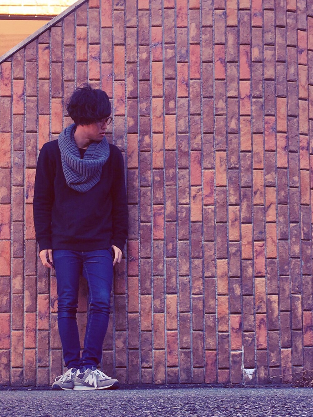 「チェスターコート、スキニーデニム、スニーカー、スヌード、スエット、シンプル」｜「CHEAP MONDAYのCheap Monday Jeans Tight Skinny Fit in Base Dark Blue（デニムパンツ、ブルー系）」を使った、takuya...さん（メンズ・172cm）の冬コーディネートの1枚目の写真