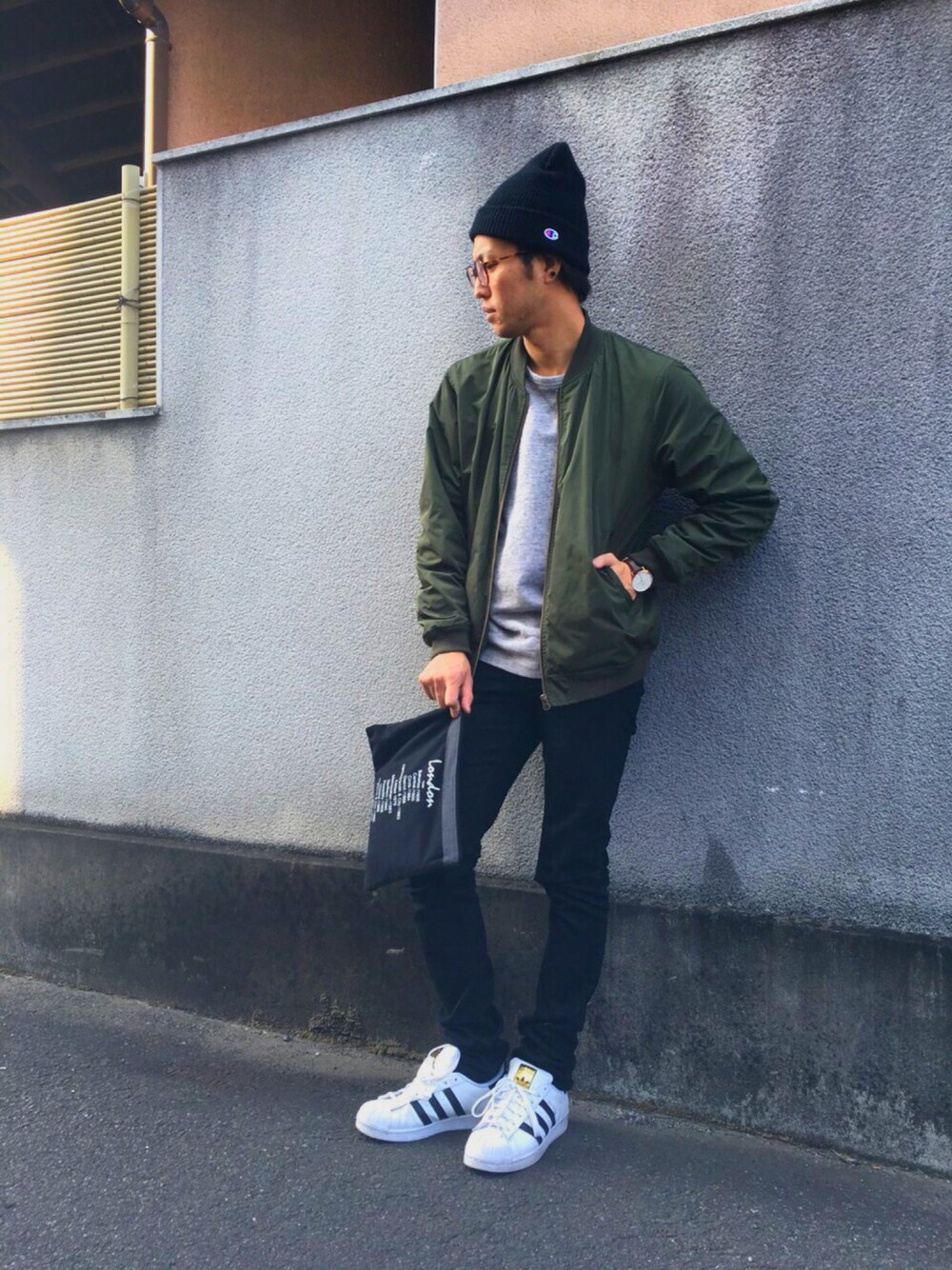 「スニーカー、シンプルコーデ、ブラック、スキニーデニム、カーキ、MA-1、adidas、ニット帽、スウェット」｜「adidasの《メルマガ掲載》adidas アディダス SUPERSTAR スーパースター C77124 15SS WHT/CBK/WHT         （スニーカー、ホワイト系）」を使った、takuya...さん（メンズ・172cm）の春コーディネートの1枚目の写真