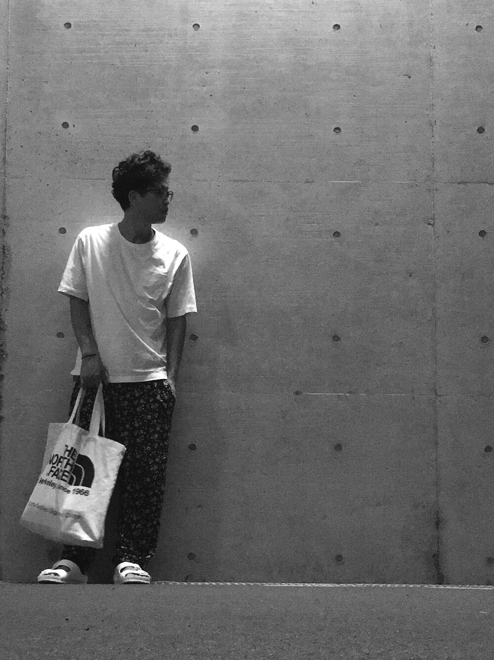 「夏、ラフ、UNIQLO、GU、サンダル」｜「UNIQLOのアイテム（その他パンツ、ブラック系）」を使った、takuya...さん（メンズ・172cm）の夏コーディネートの1枚目の写真