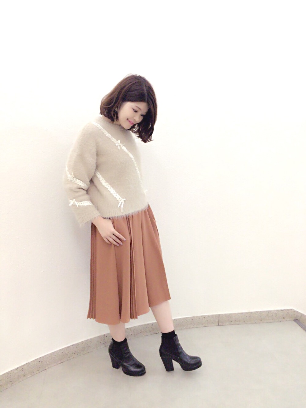 ベージュ系のニット/セーター、ブラウン系のその他パンツを着用したレディースの秋コーディネートの1枚目の写真