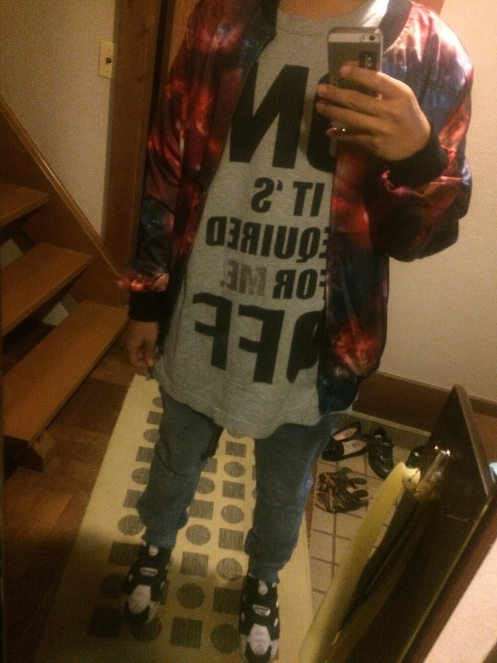 「スニーカー、宇宙柄、へザー、H&M、メメントイズム(MEMENTISM)、ビックT、ビックシルエット」｜「MEMENTISMのアイテム（ブルゾン、レッド系）」を使った、ダイダイスノーさん（メンズ・175cm）の秋コーディネートの1枚目の写真
