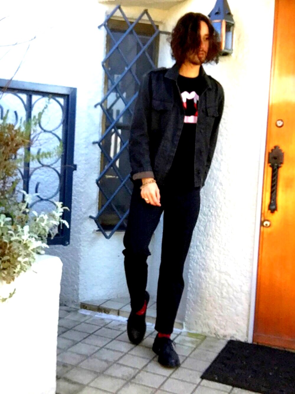 「SAINT LAURENT PARISのアイテム（Tシャツ/カットソー、ブラック系）」を使った、じぇふさん（メンズ・181cm）の冬コーディネートの1枚目の写真