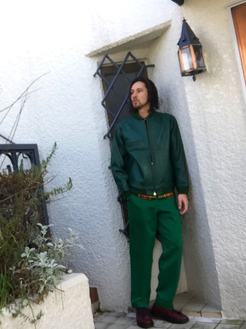 「レザージャケット、グリーン」｜「Needlesのアイテム（スタジャン、グリーン系）」を使った、じぇふさん（メンズ・181cm）の春コーディネートの1枚目の写真