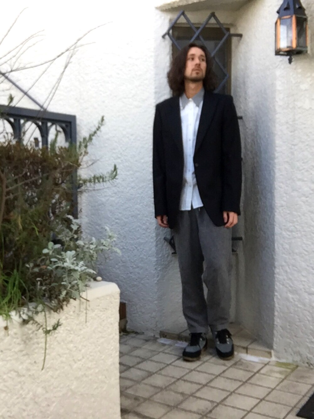 「クラシック」｜「RAF SIMONSのアイテム（チェスターコート、ブラック系）」を使った、じぇふさん（メンズ・181cm）の春コーディネートの1枚目の写真