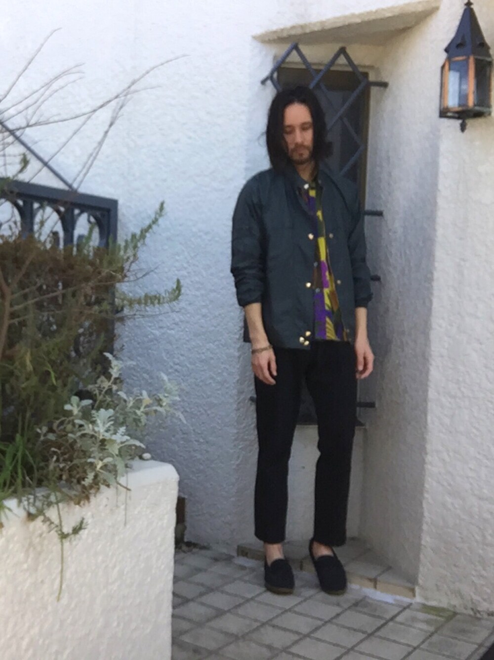 「ポリエステル」｜「LOUIS VUITTONのアイテム（ブルゾン、グリーン系）」を使った、じぇふさん（メンズ・181cm）の春コーディネートの1枚目の写真