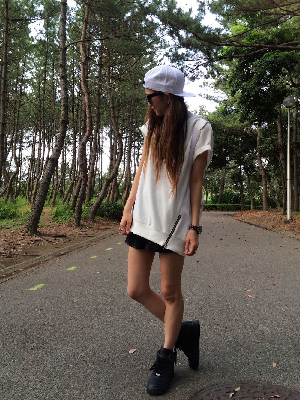 「ナイキスニーカー、NIKE AIR FORCE、NIKE、モノトーン、スニーカーコーデ、お散歩♪、VANS、murua、NEWERA、キャップ後ろかぶり」｜「VENCEEXCHANGEのノースリチュニックパーカー（パーカー、ホワイト系）」を使った、IKUさん（レディース・163cm）の夏コーディネートの1枚目の写真