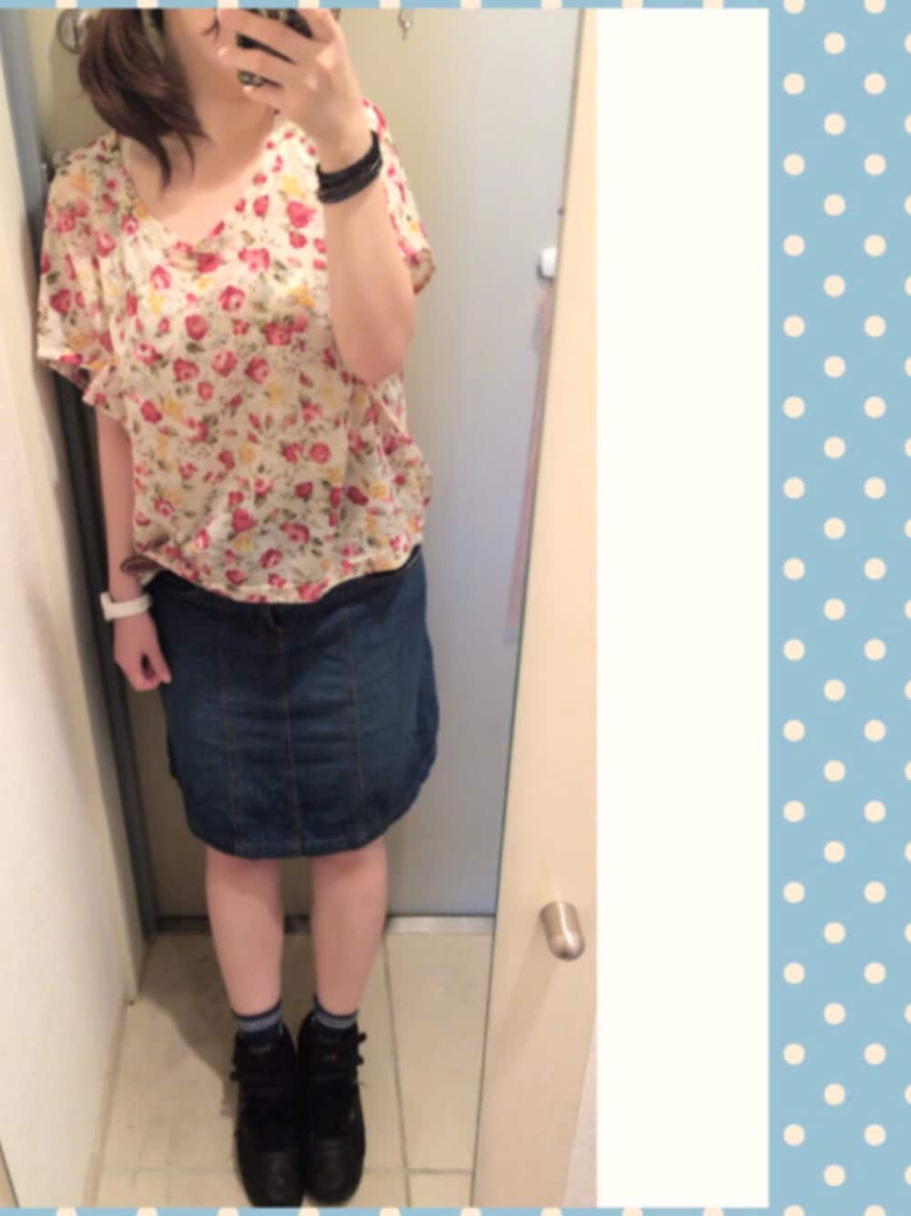 レッド系のシャツ/ブラウス、ブルー系のデニムスカート、ブラック系のスニーカーを着用したレディースの夏コーディネートの1枚目の写真