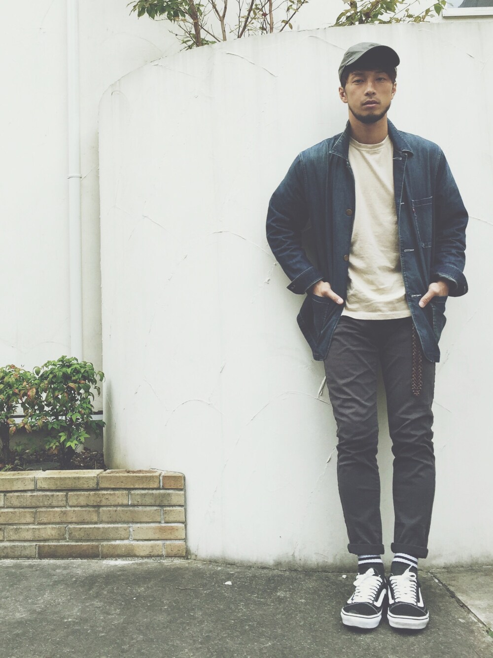 ブルー系のデニムジャケット、グレー系のその他パンツ、ブラック系のスニーカーを着用したメンズの秋コーディネートの1枚目の写真