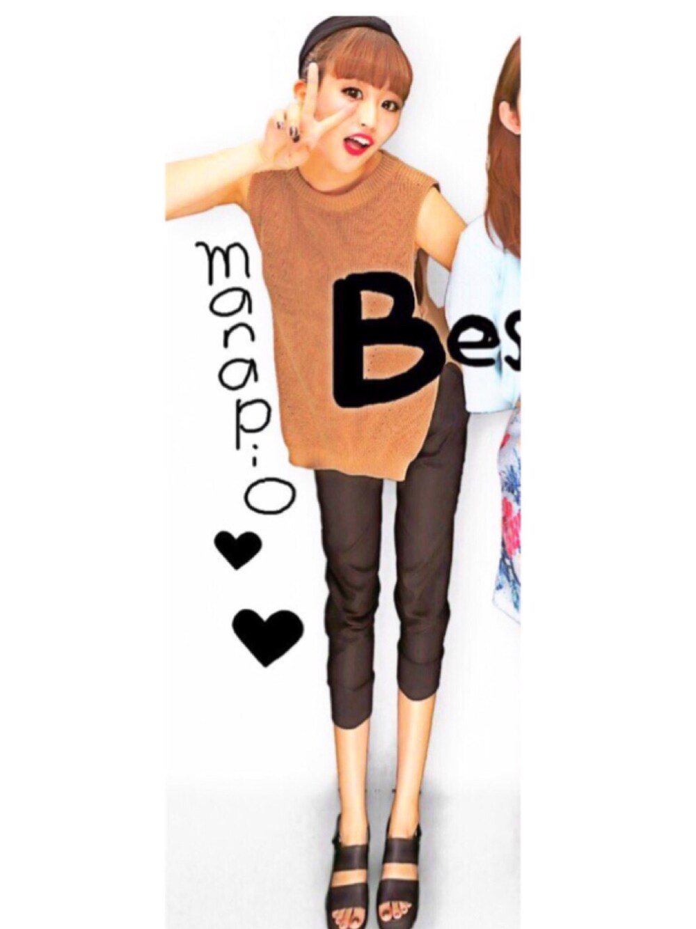 オレンジ系のニット/セーター、ブラック系のスラックス、ブラック系のヘアバンドを着用したレディースの夏コーディネートの1枚目の写真