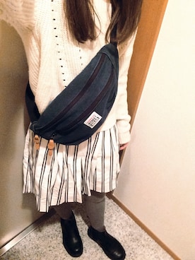 「アイテム（ボディバッグ/ウエストポーチ、ブルー系）」を使った、めいこさん（レディース・159cm）の冬コーディネート