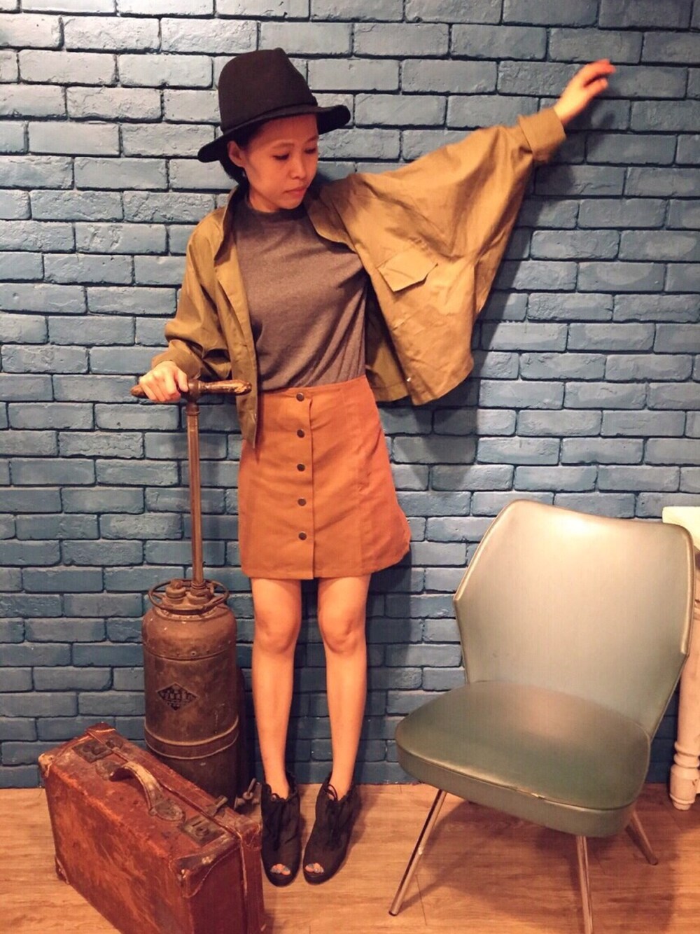 ブラウン系のスカート、ブラウン系のジャケット/アウター、グレー系のその他トップスを着用したレディースの秋コーディネートの1枚目の写真