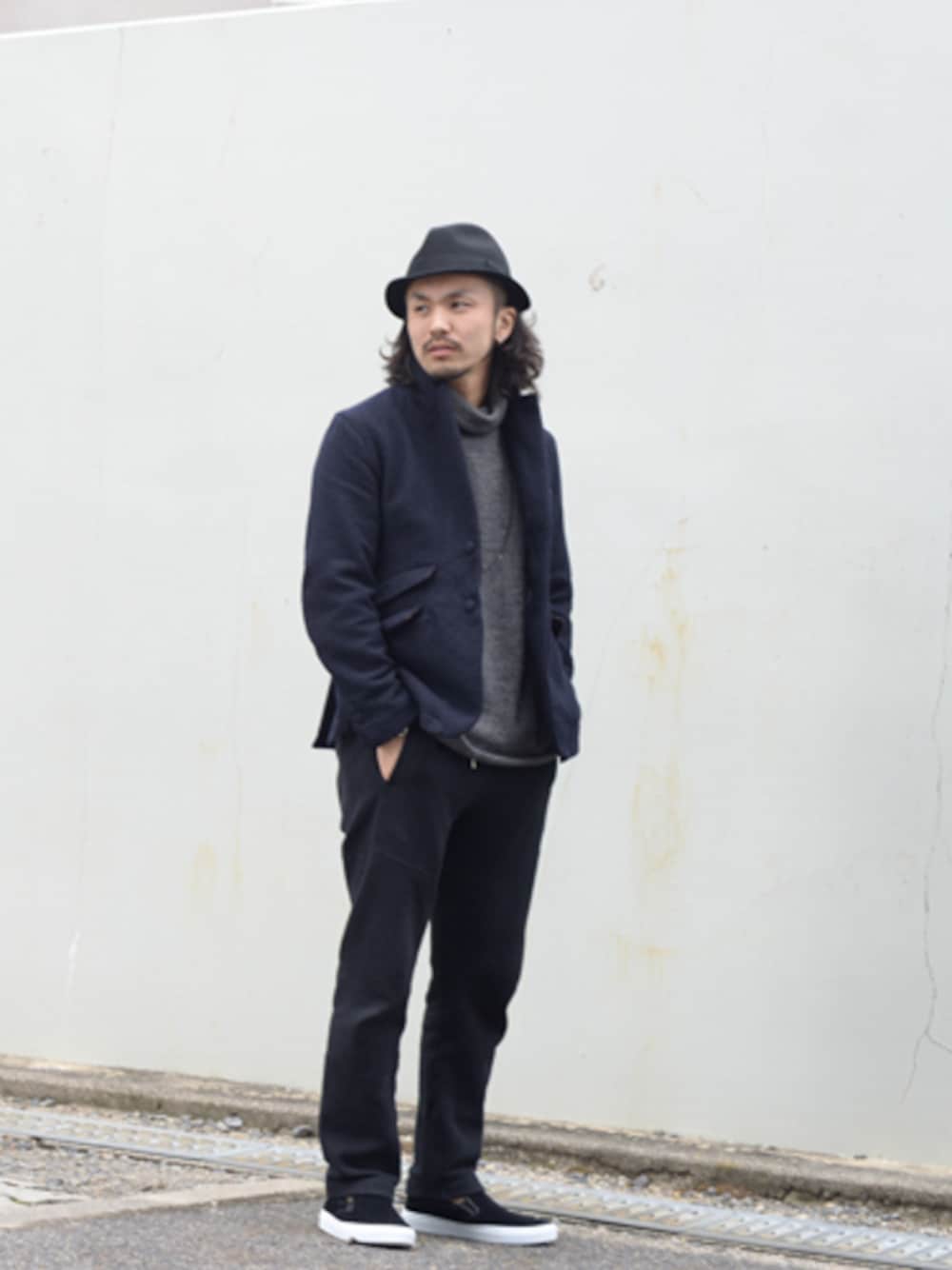 ブルー系のテーラードジャケット、ブラック系のその他パンツを着用したメンズの冬コーディネートの1枚目の写真