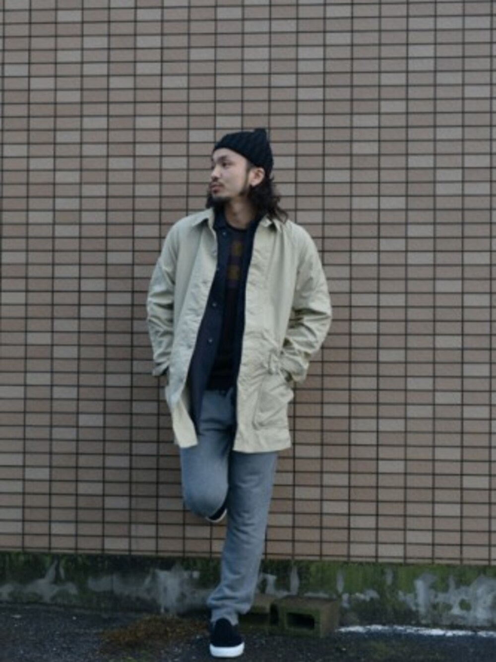 ベージュ系のその他アウターを着用したメンズの冬コーディネートの1枚目の写真