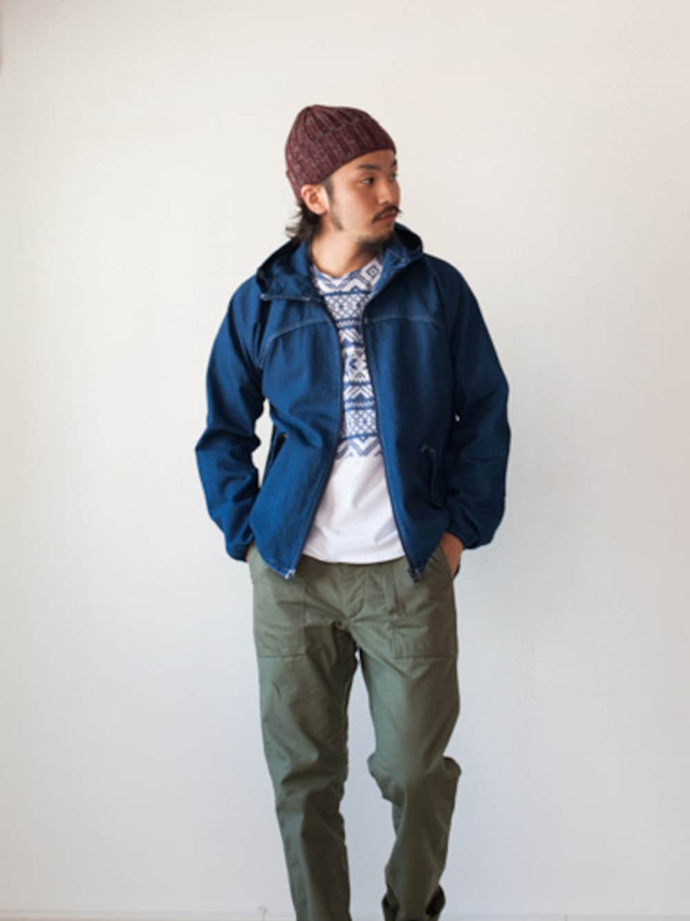 ブルー系のパーカーを着用したメンズの冬コーディネートの1枚目の写真