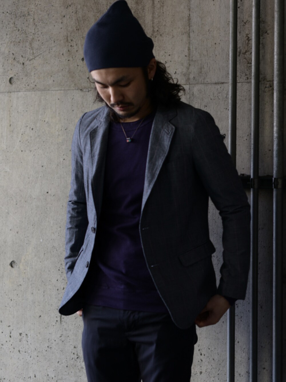 パープル系のニット/セーターを着用したメンズの冬コーディネートの1枚目の写真