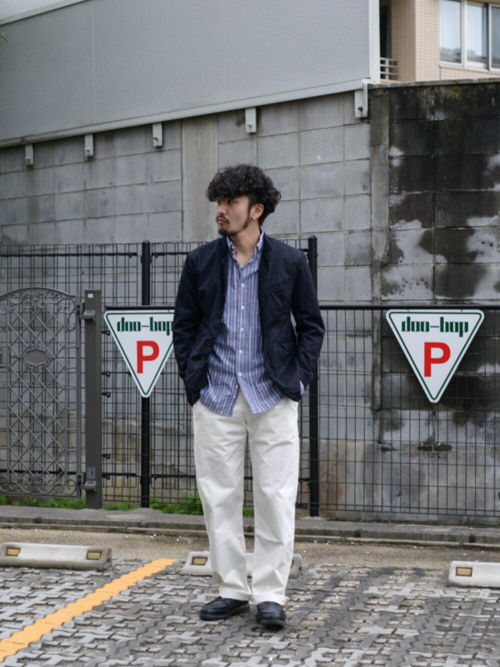 ブルー系のテーラードジャケットを着用したメンズの春コーディネートの1枚目の写真