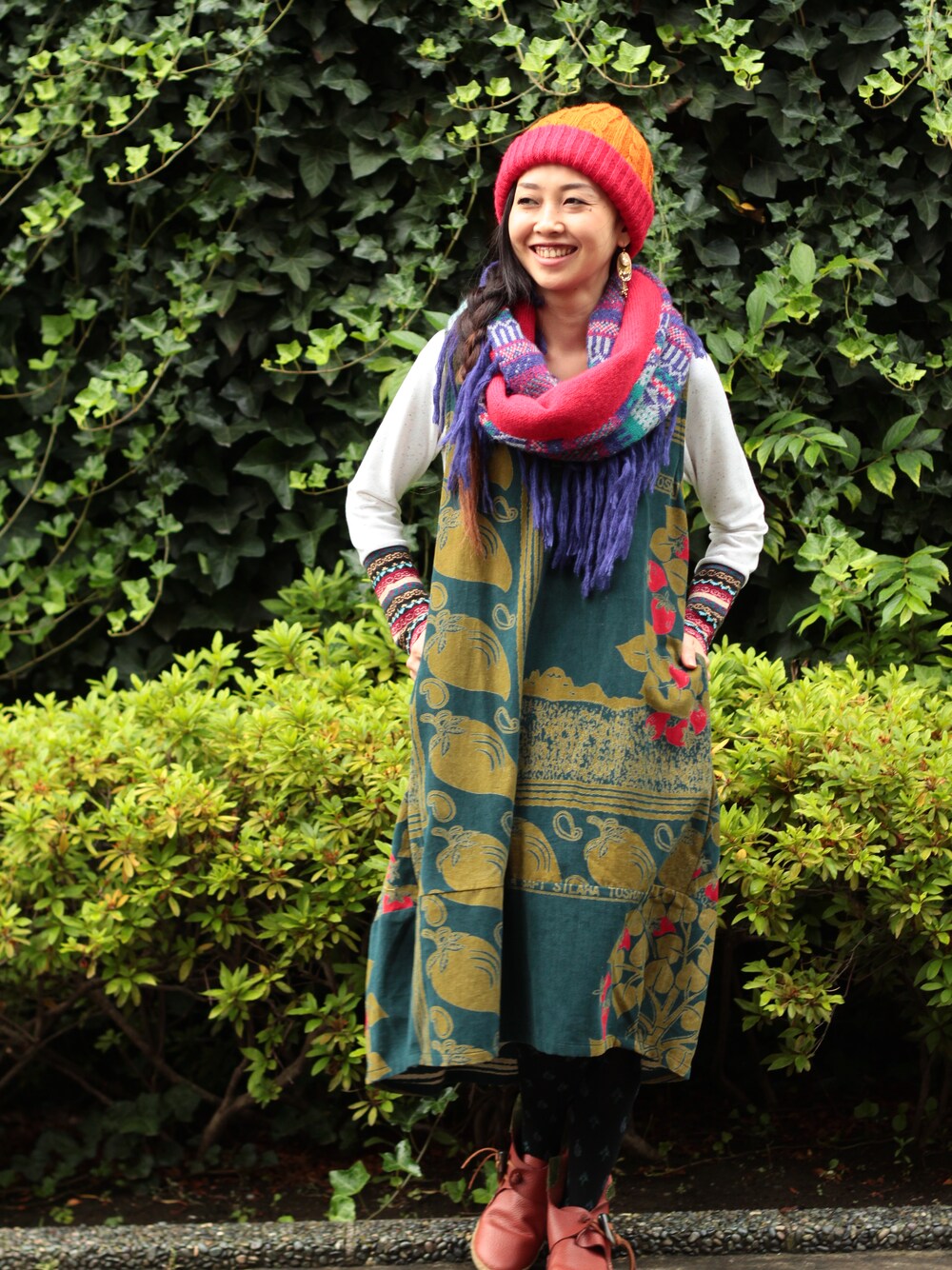 ブルー系のワンピース、ホワイト系のTシャツ/カットソー、パープル系のブーツを着用したレディースの秋コーディネートの1枚目の写真