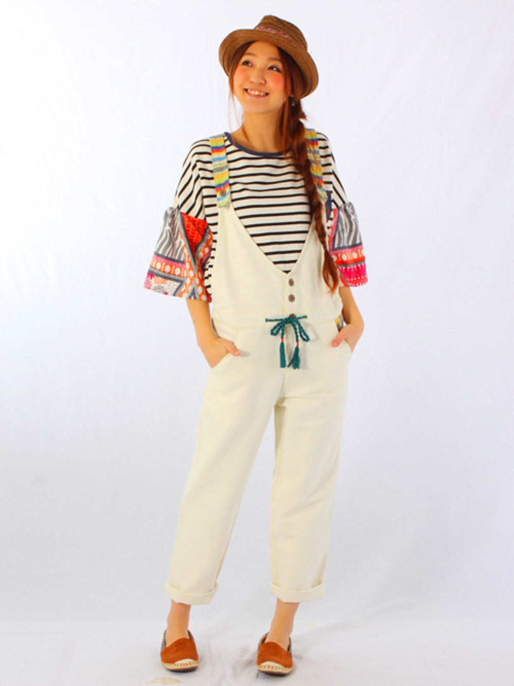 ブラック系のTシャツ/カットソー、ホワイト系のサロペット/オーバーオール、ブラウン系のスリッポンを着用したレディースの冬コーディネートの1枚目の写真