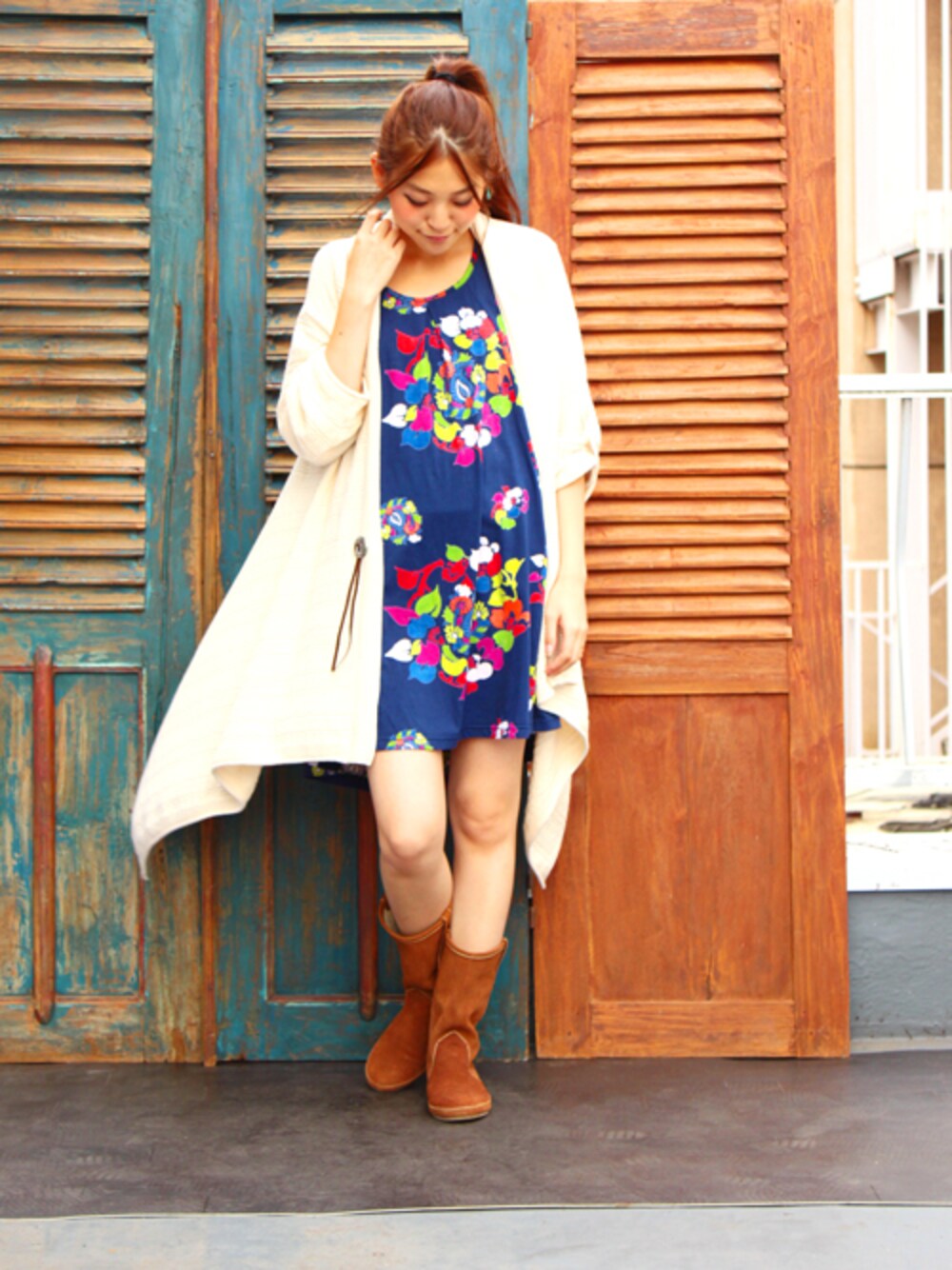 ブルー系のワンピース、ホワイト系のカーディガン/ボレロ、ブラウン系のブーツを着用したレディースの夏コーディネートの1枚目の写真