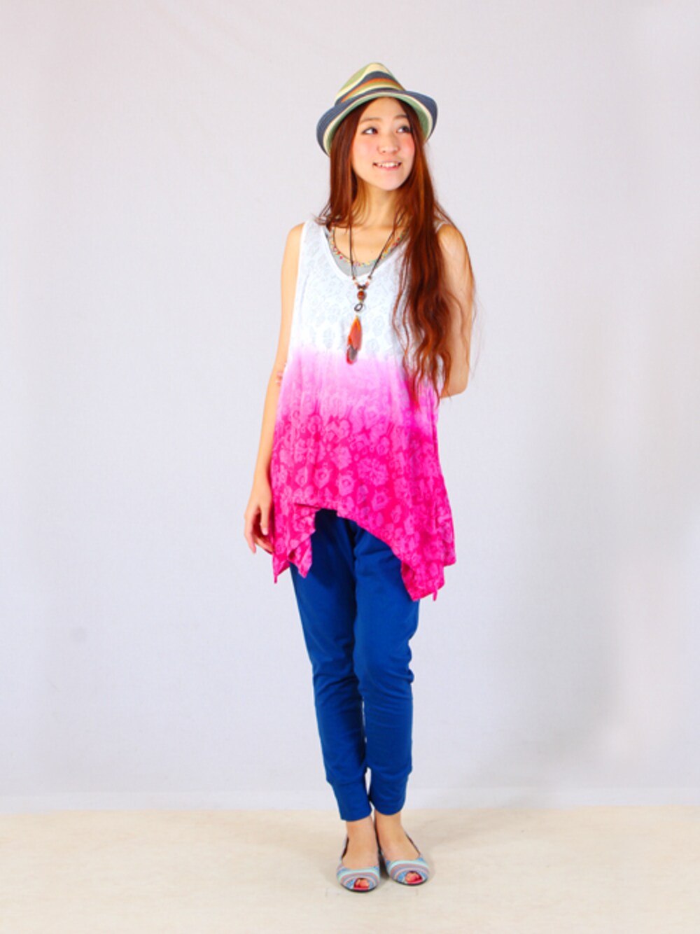 ピンク系のタンクトップ、ブルー系のその他パンツ、ブルー系のパンプスを着用したレディースの夏コーディネートの1枚目の写真