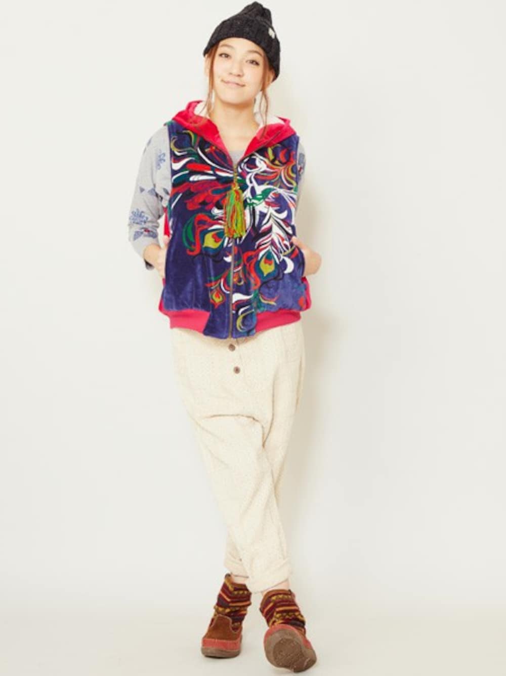 ブルー系のダウンベスト、グレー系のTシャツ/カットソー、ホワイト系のその他パンツを着用したレディースの秋コーディネートの1枚目の写真