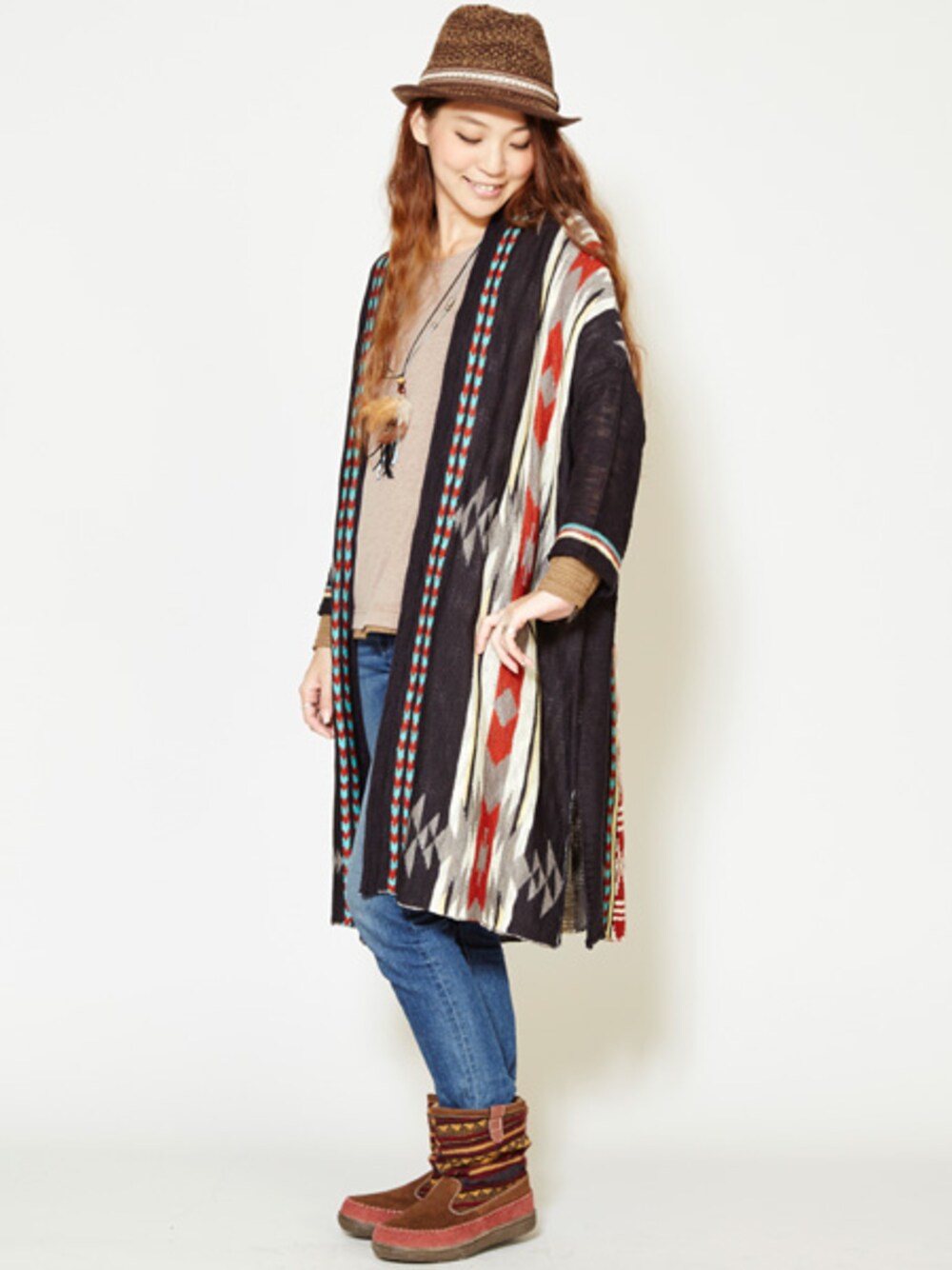 ブラック系のカーディガン/ボレロ、ブラウン系のブーツ、ブラウン系のハットを着用したレディースの秋コーディネートの1枚目の写真