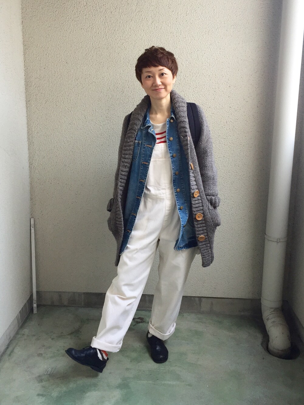 「オーバーオール、ボーダー、デニム」｜「URBAN RESEARCH DOORS WOMENSのペルーニットロングカーディガン（ニット/セーター、グレー系）」を使った、うちこさん（レディース・157cm）の春コーディネートの1枚目の写真