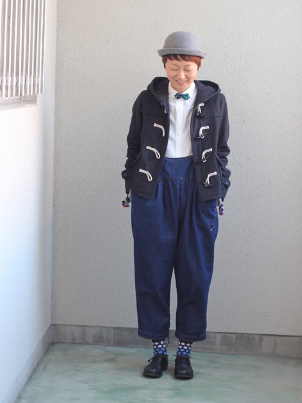 ブルー系のサロペット/オーバーオール、グレー系のハット、ブルー系のソックス/靴下を着用したレディースの冬コーディネートの1枚目の写真