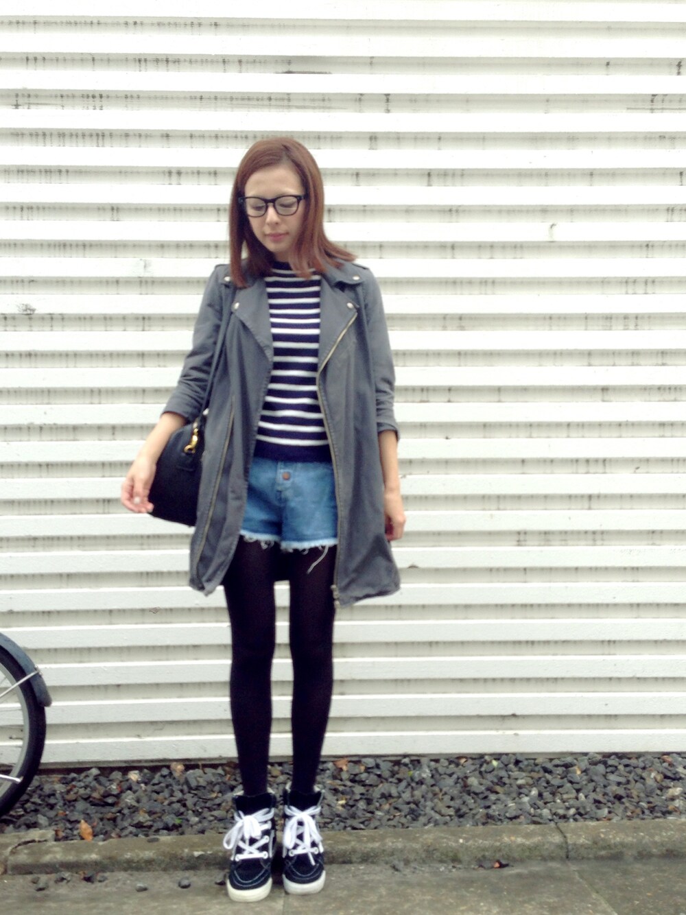 ブラック系のショルダーバッグを着用したレディースの秋コーディネートの1枚目の写真