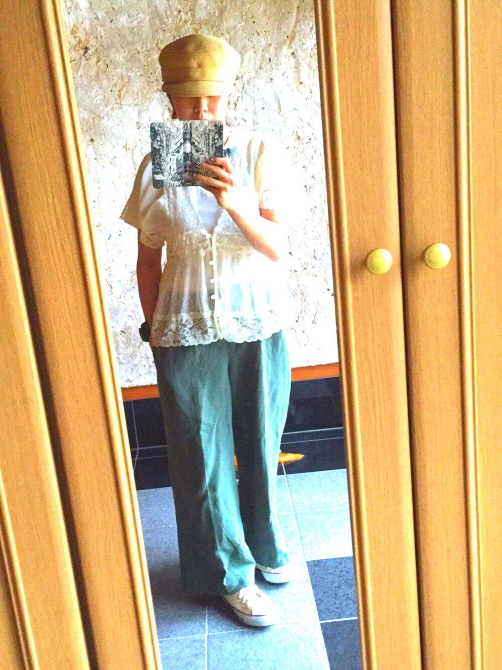 ホワイト系のカーディガン/ボレロ、ホワイト系のTシャツ/カットソー、ベージュ系のスニーカーを着用したレディースの夏コーディネートの1枚目の写真