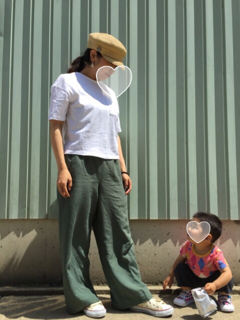 ホワイト系のTシャツ/カットソー、グリーン系のその他パンツ、ベージュ系のスニーカーを着用したレディースの夏コーディネートの1枚目の写真