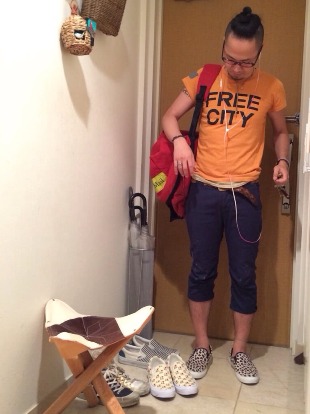 その他のスニーカー、ブルー系のTシャツ/カットソーを着用したメンズの夏コーディネートの1枚目の写真
