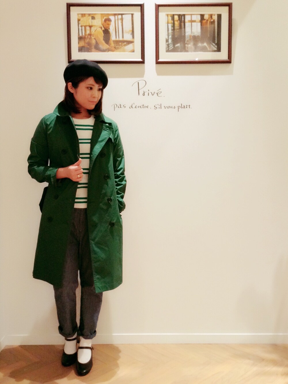 グリーン系のトレンチコート、グリーン系のニット/セーター、ブルー系のその他パンツを着用したレディースの春コーディネートの1枚目の写真