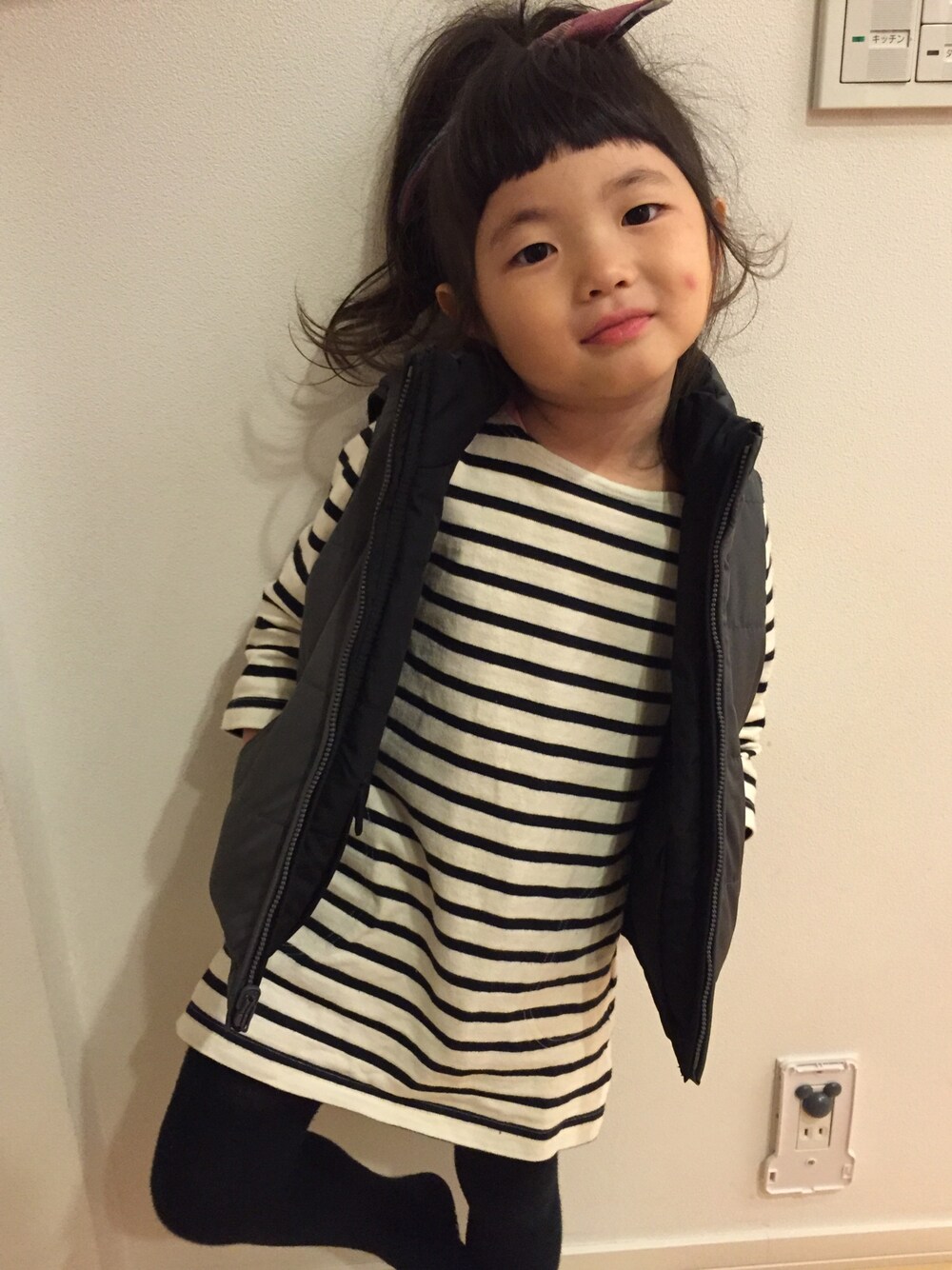 「女の子、キッズコーデ、キッズファッション、無印良品、しましま、5歳、ベスト、しまむら」｜「無印良品のアイテム（ワンピース、ホワイト系）」を使った、ananさん（キッズ・100cm）の秋コーディネートの1枚目の写真