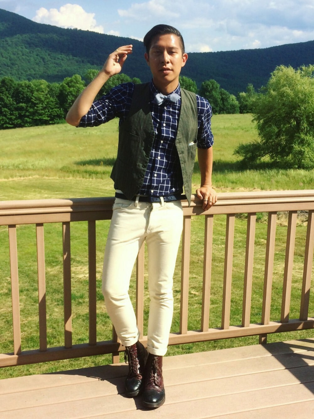 「UNIQLO、HELMUT LANG、MLH49、Dr Martens、white denim 、BOWTIE、Country」｜「Land's Endのアイテム（蝶ネクタイ、ブルー系）」を使った、Michael Huangさん（メンズ・175cm）の夏コーディネートの1枚目の写真