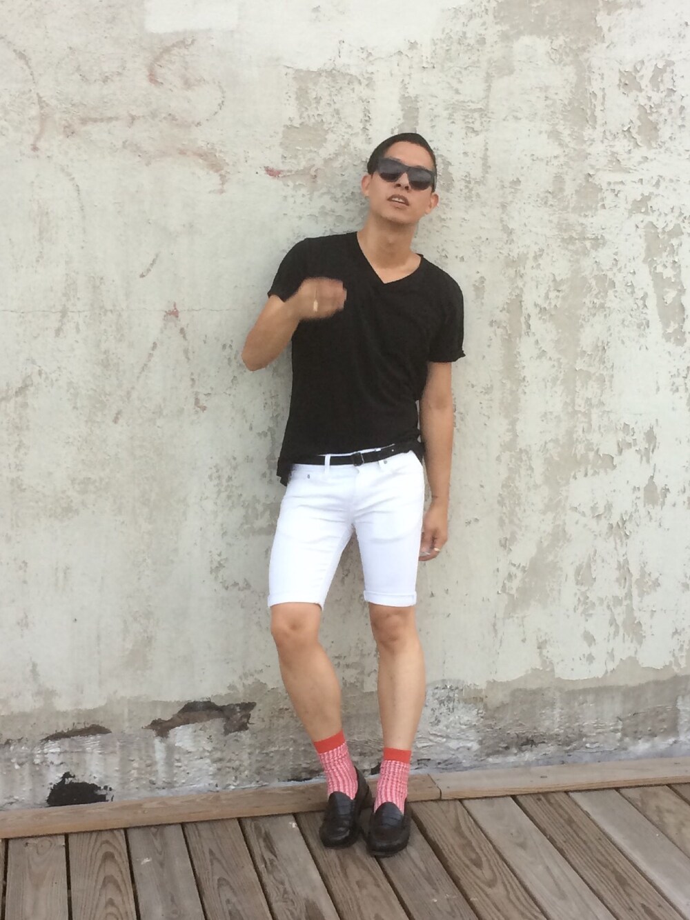 「#summer、outfit、black、Hanes、white、TOPMAN、shorts、Ace & Everett、socks、penny loafer」｜「SUPER BY RETROSUPERFUTUREのSUPER BY RETROSUPERFUTURE 『CLASSIC BLACK』サングラス（サングラス、ブラック系）」を使った、Michael Huangさん（メンズ・175cm）の夏コーディネートの1枚目の写真