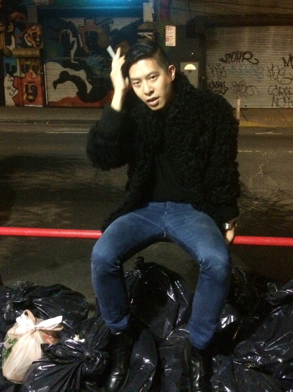 「sheepskin、ootd、Hanes、MLH49、Dr.Martens、BROOKLYN、NYC、TRASH」｜「HANESのアイテム（Tシャツ/カットソー、ブラック系）」を使った、Michael Huangさん（メンズ・175cm）の秋コーディネートの1枚目の写真