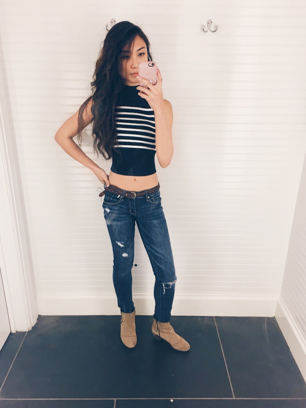 「大人カジュアル、ootd、WEARBOOKエントリー、ショップスタッフ、アバクロ、クロップドトップス」｜「Abercrombie&Fitchのアイテム（タンクトップ、ブルー系）」を使った、Juliaさん（レディース・165cm）の春コーディネートの1枚目の写真