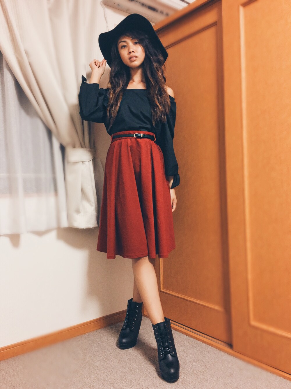 「ootd、outfit、casual、hat、ロングスカート、オフショル、オフショルダー、ブーツ、ブラック」｜「FREE PEOPLEのアイテム（ハット、ブラック系）」を使った、Juliaさん（レディース・165cm）の秋コーディネートの1枚目の写真