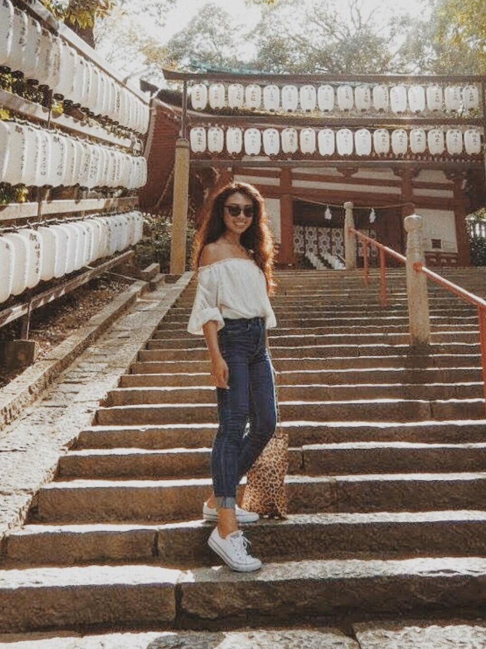 「ootd、outfit、summer、denim、casual、sneakers、オフショル」｜「GUCCIのGucci 58mm Cat Eye Sunglasses（サングラス、ブラック系）」を使った、Juliaさん（レディース・165cm）の秋コーディネートの1枚目の写真