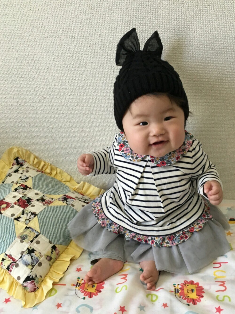 「生後5ヶ月、女の子、ショートヘア、ボーダー、チュチュ、ニット帽、秋コーデ」｜「GAPのアイテム（その他ベビー用品、ホワイト系）」を使った、yuuuuuuuuka1127さん（キッズ・70cm）の秋コーディネートの1枚目の写真