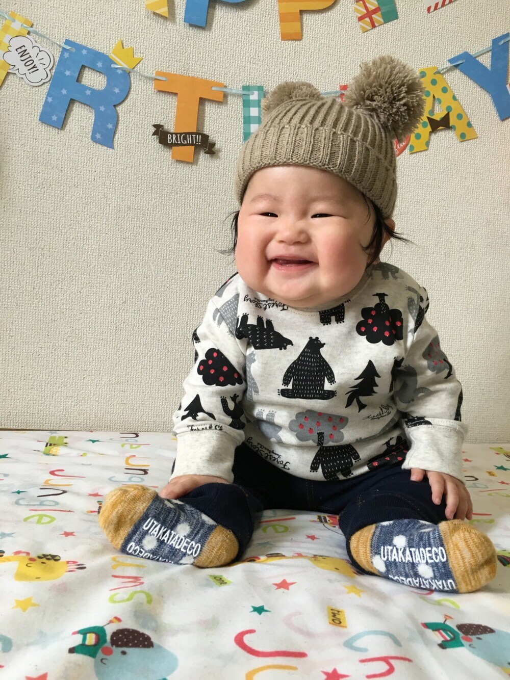 「秋のコーデ、生後6ヶ月、6ヶ月、おんなのこ、スウェット、ニット帽」｜「Birthdayのアイテム（スウェット、グレー系）」を使った、yuuuuuuuuka1127さん（キッズ・70cm）の秋コーディネートの1枚目の写真