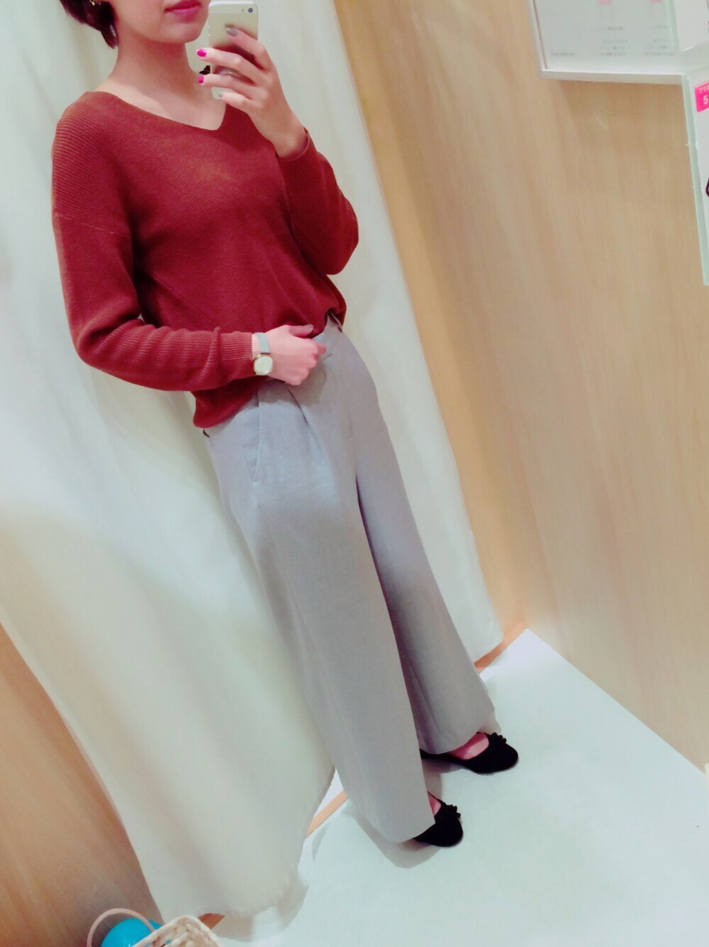 「earth music&ecologyの【2016Autumn】ゆるＶネックニットプルオーバー（ニット/セーター、ブラウン系）」を使った、kzeさん（レディース・170cm）の秋コーディネートの1枚目の写真