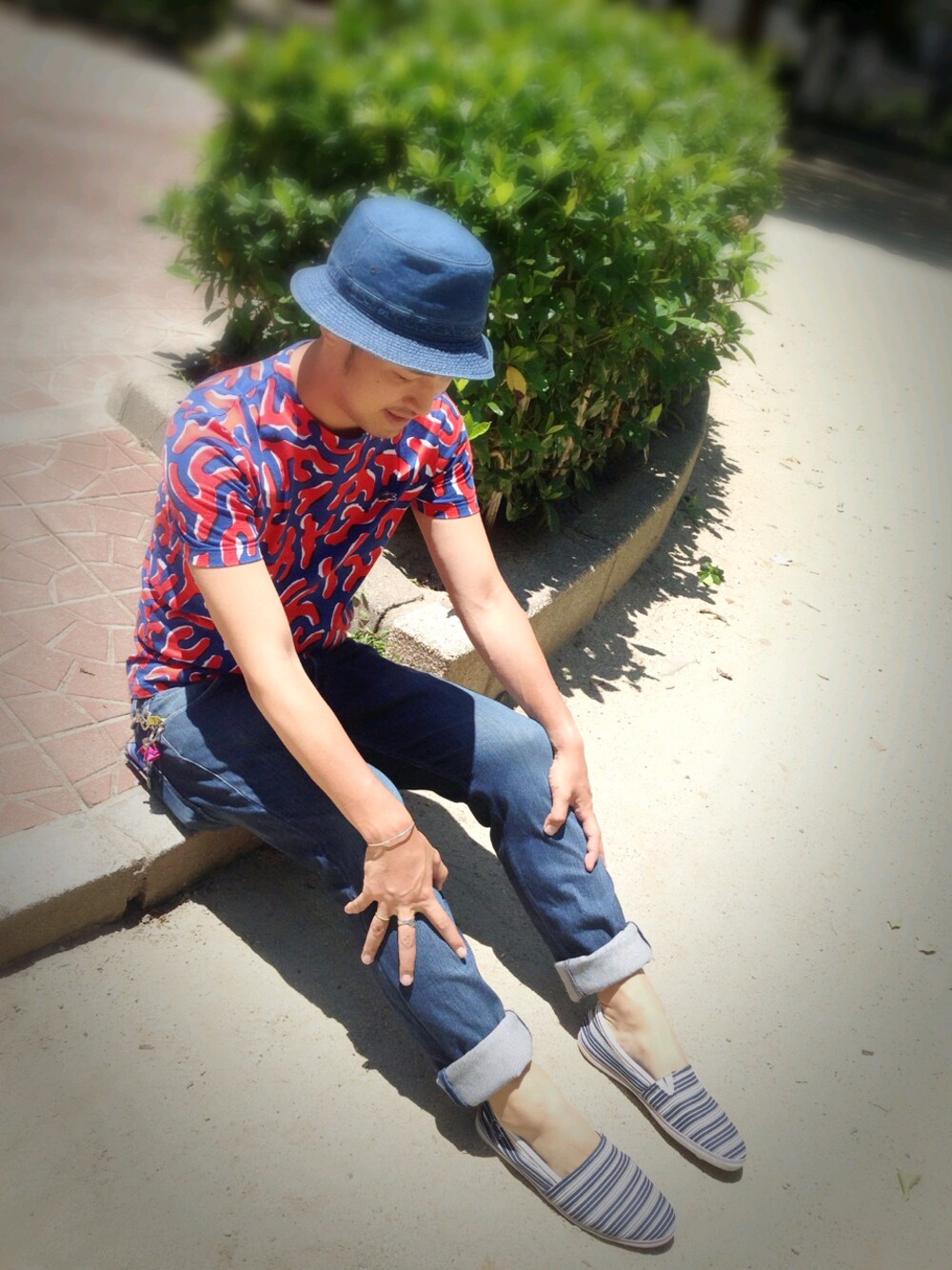 ブルー系のトップス、ブルー系のシューズ、ブルー系の帽子を着用したメンズの夏コーディネートの1枚目の写真