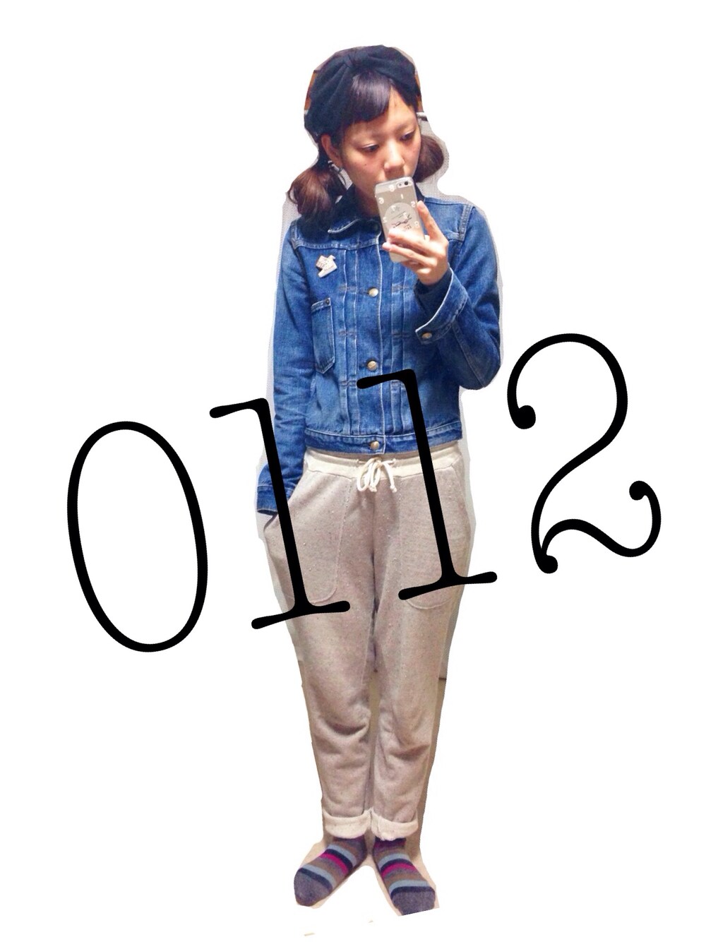 ブラック系のスニーカーを着用したレディースの冬コーディネートの1枚目の写真