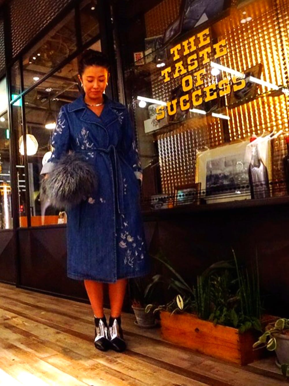 「秋コーデ、Diesel、dieselshibuya、ディーゼル渋谷、デニム、デニムコート、刺繍、ファーバッグ」｜「DIESELのアイテム（トレンチコート、ブルー系）」を使った、miduki48さん（レディース・164cm）の秋コーディネートの1枚目の写真
