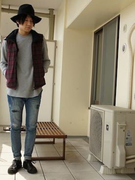 「クルーネック」｜「アイテム（ダウンジャケット/コート）」を使った、yuさん（メンズ・175cm）の春コーディネート