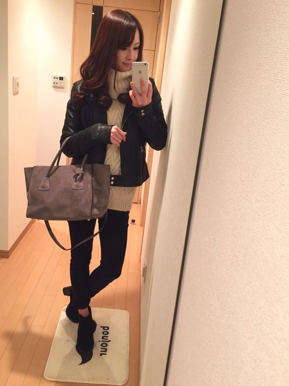 「ライダース、snidel、スキニー、Bershka」｜「SNIDELのアイテム（ニット/セーター、ホワイト系）」を使った、梅本静香さん（レディース・165cm）の冬コーディネートの1枚目の写真